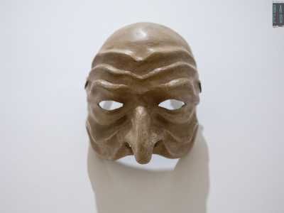 Si tratta di una maschera teatrale biscegliese della fine del 600 che Bizzarro ha fatto tornare in auge a partire dal 1975